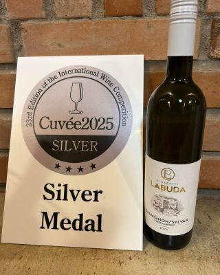 🥂 Už jste ochutnali naši letošní novinku? Cuvée Sauvignon & Sylvánské zelené z panenské sklizně si z Cuvée Ostrava 2025...