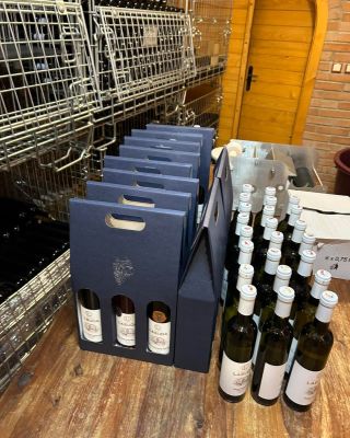 Připravujeme vánoční balíčky! 🎁 Hledáte dárek, který neurazí? Lahev dobrého vína potěší vždy. Objednávejte online nebo se...